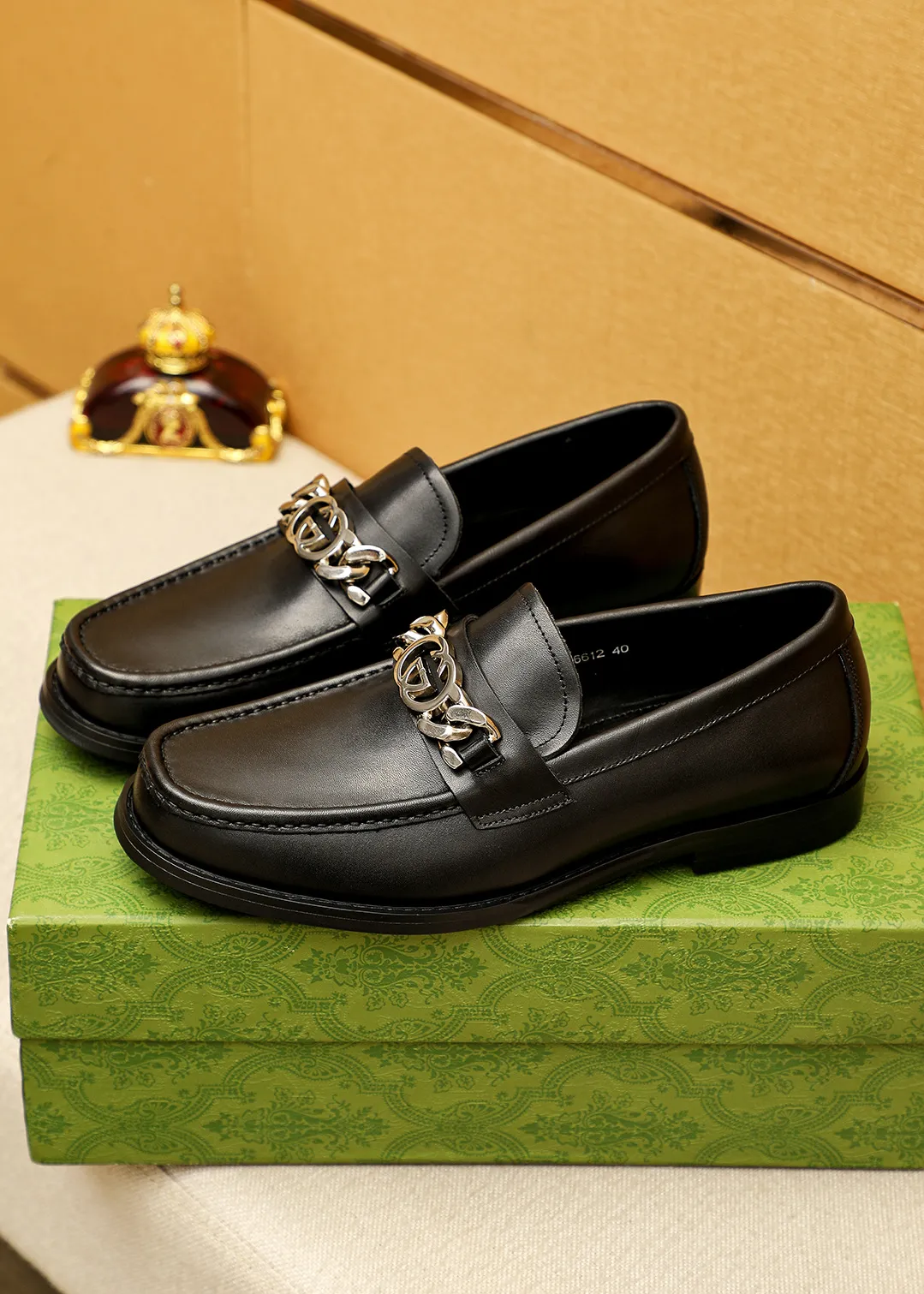 Men's shoes 💰480 💐 Product trademark: GUCCI "Gucci" casual leather shoes Regular size: 38-44 (45.46🉑️customized) Product materials: Selected imported first-layer calfskin embossed upper + luxury hardware buckle, imported water-dyed cowhide leather lining. Strong three-dimensional visual effect, original outsole color: 2 colors available